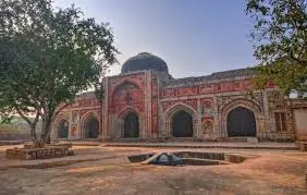 Mehrauli Archaeological Park travel detailed guide. 